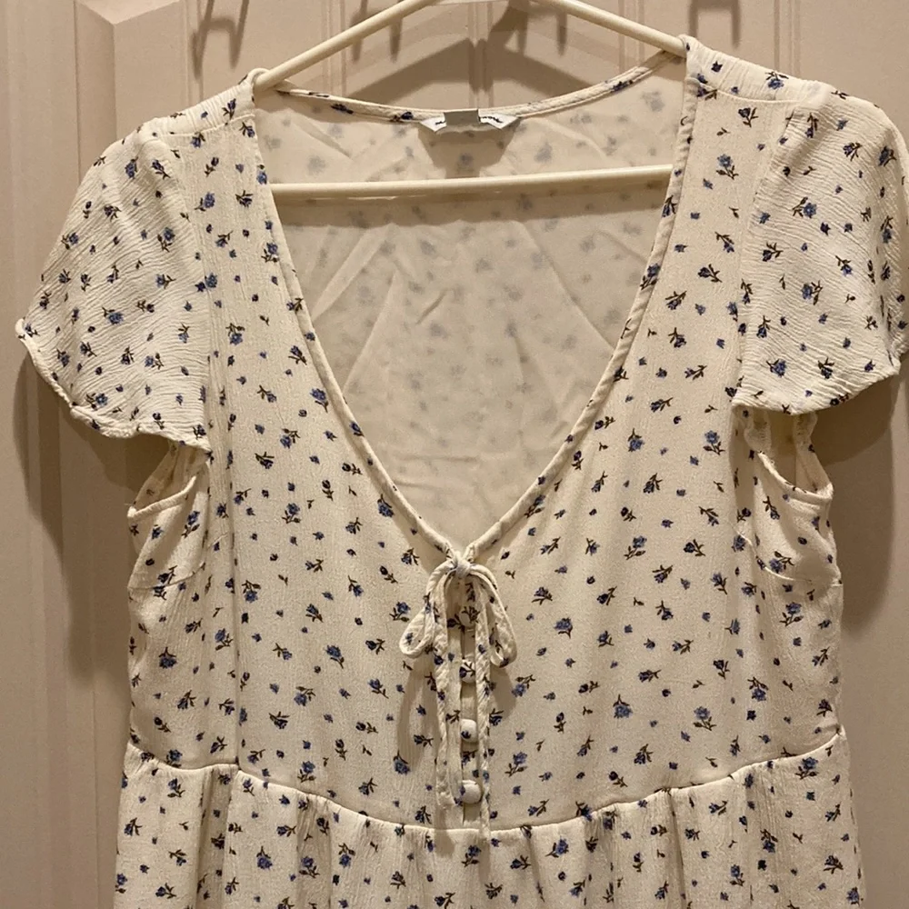 American Eagle V-Neck Flutter Sleeves Flowy Cream Color with Flowers Size M - Picture 2 of 9